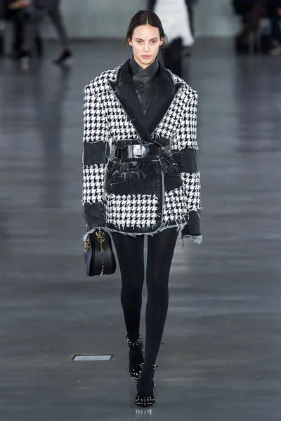 Look 16